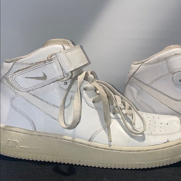 Nike White Sneakers with High-Top Design and Vintage Sole - Picture 6 of 14